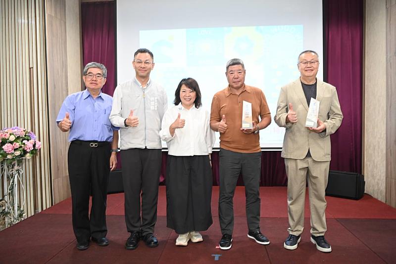 嘉屋特別獎由邱垂睿建築師(右一)作品「嘉義市後庄段住宅新建工程」奪得特別獎