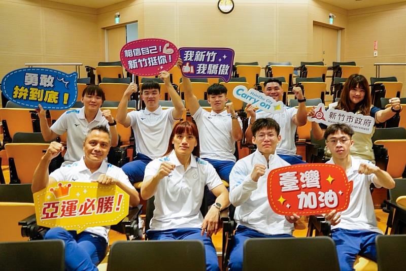 市府團隊赴高雄國家訓練中心為亞運國家選手加油打氣,致贈加菜金