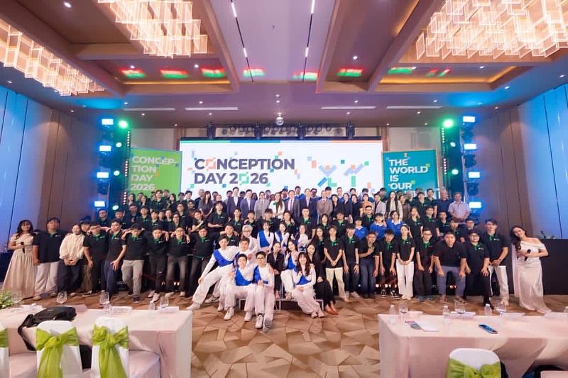 AU-Vietnam胡志明校區於Capella Park View舉行Asia Conception Day 2026 開學典禮，全體師生、家長與亞大師長皆熱情站上舞台大合照，祈願新生成功展開國際學習的第一步。