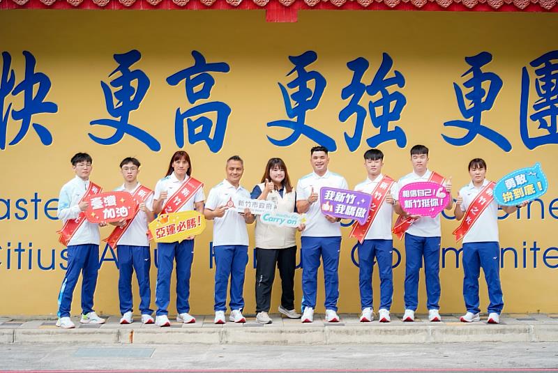 市府團隊赴高雄國家訓練中心為亞運國家選手加油打氣,致贈加菜金