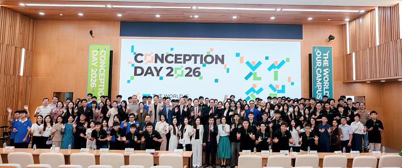 Asia Conception Day 2026 開學典禮現場熱鬧非凡,河內校區師生、家長與亞大師長歡聚一堂,展現青春活力與臺越合作的溫馨大合照。