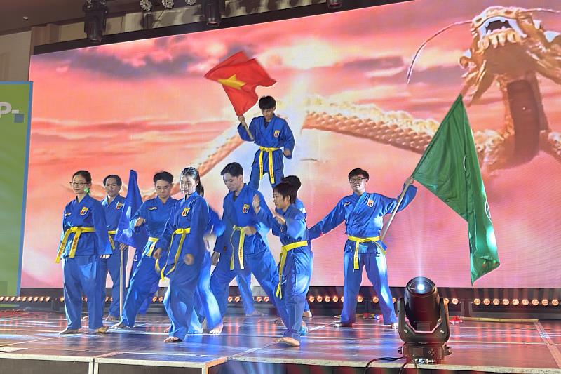 越南AU-Vietnam胡志明校區開學典禮上新生載歌載舞，歡迎2026亞大雙聯學位學程新生入學。