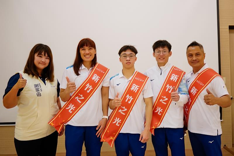 與本市拳擊國家教練及國手合影
