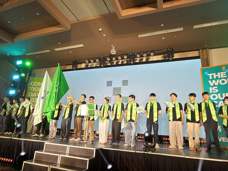 越南AU-Vietnam胡志明校區半導體雙聯學程新生代表授旗典禮。