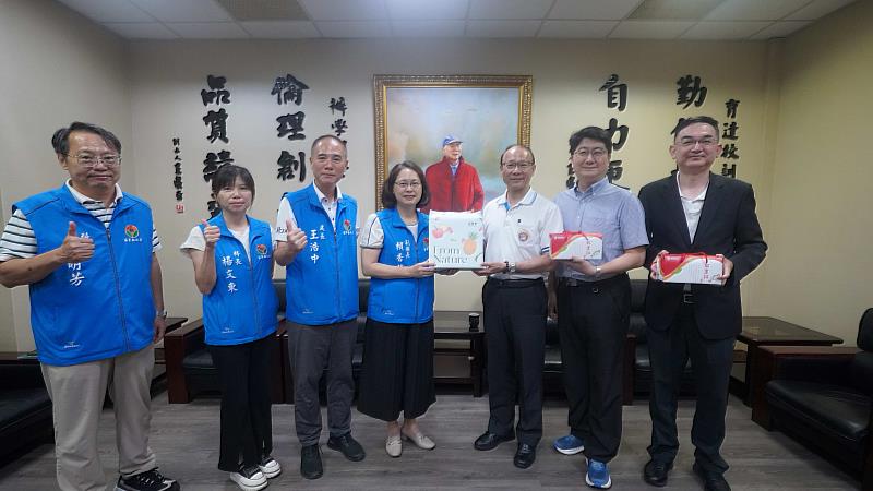 苗栗縣政府副縣長賴香伶(圖中)率勞工及青年發展處處長王浩中(左3)與育達科技大學龍清勇校長(右3) 合影