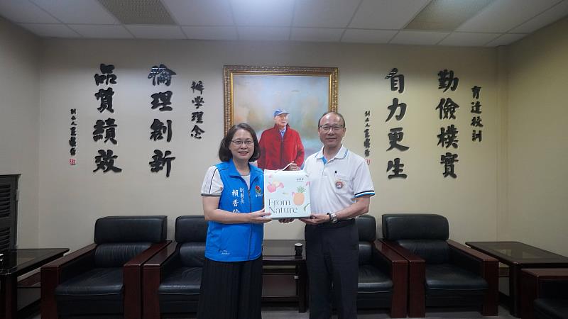 苗栗縣政府副縣長賴香伶(圖左)與育達科技大學龍清勇校長(圖右)合影