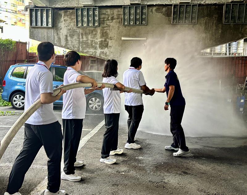 學員進行射水體驗