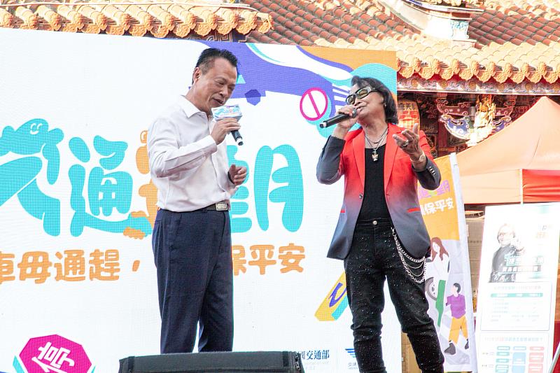 交通安全月快閃新港登場 沈文程嗨唱宣導「騎車毋通趕、停讓保平安」
