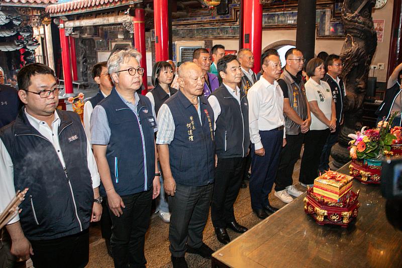 交通安全月快閃新港登場 沈文程嗨唱宣導「騎車毋通趕、停讓保平安」