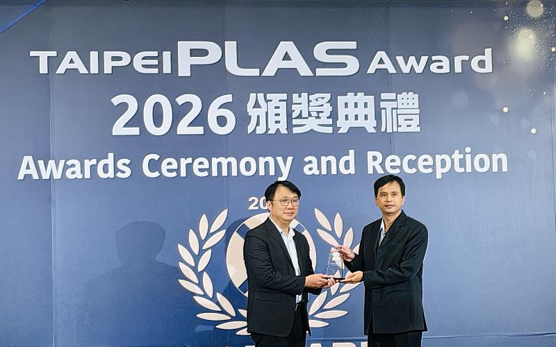 銓寶榮獲TaipeiPLAS Award 塑橡膠機械設備類（中空成型機械）銀質獎
