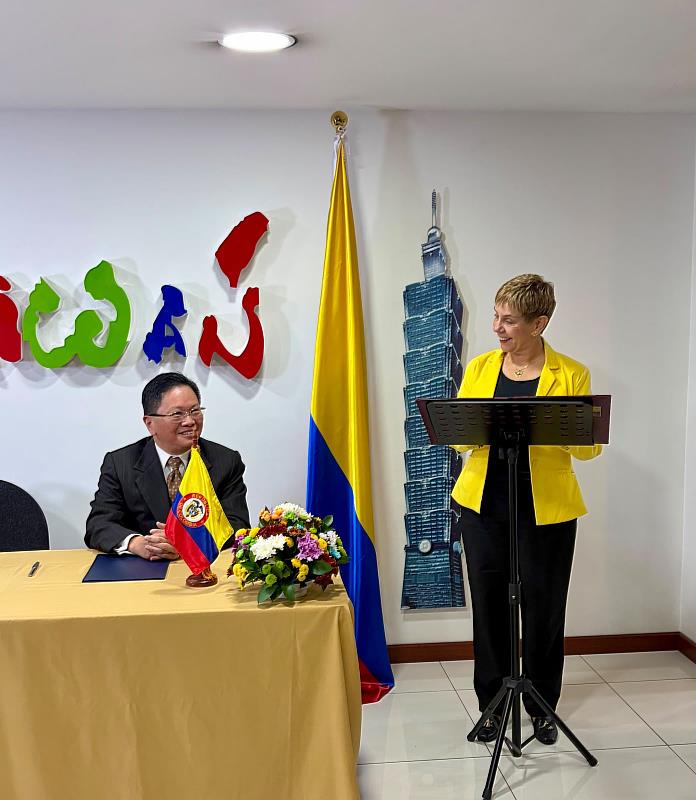 哥倫比亞中小微企業協會(ACOPI)會長瑪麗亞(María Elena Ospina,右)表示此協定為該協會第一個簽署的國際合作備忘錄,意義重大。