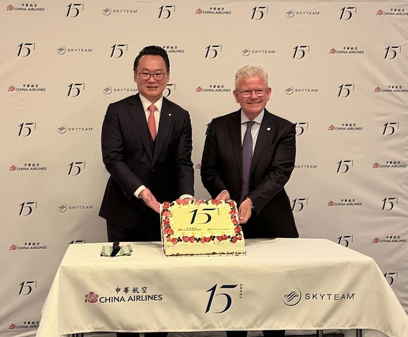 中華航空歡慶加入天合聯盟15週年，華航總經理陳漢銘（左）與天合聯盟執行長Patrick Roux（右）共同慶祝重要里程碑。