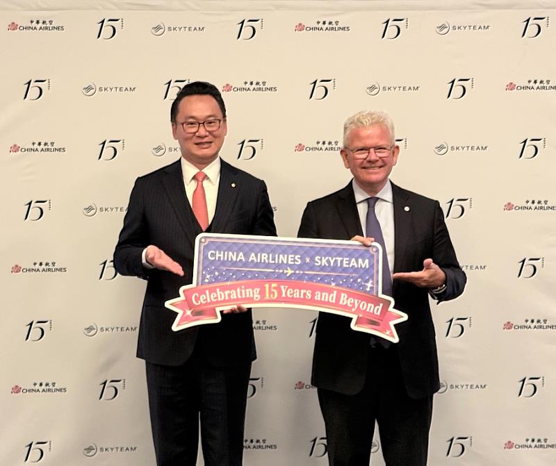 華航總經理陳漢銘(左)與天合聯盟執行長 Patrick Roux(右)歡慶華航加入天合聯盟15週年。