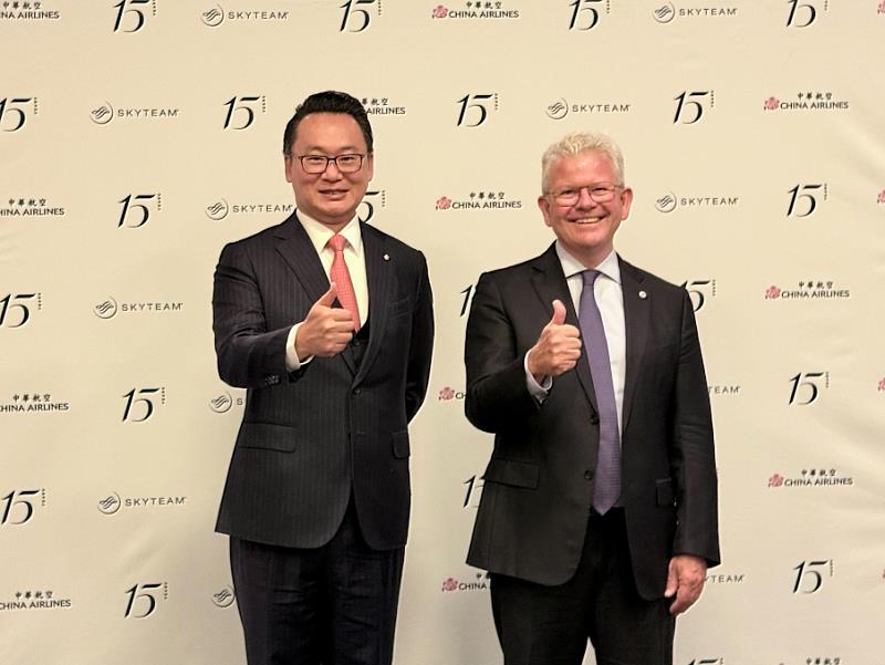 華航總經理陳漢銘(左)與天合聯盟執行長Patrick Roux(右)於阿姆斯特丹會面,持續深化華航與聯盟間的交流。