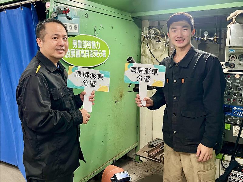 配管與暖氣職類國手呂臣勳(右)、高分署黃仲興訓練師(左)。