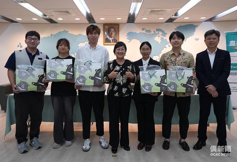 徐佳青（中）代表僑委會致贈紀念品予與會僑生社團，與僑生處處長張文華（右1）及僑生社團代表合影留念。