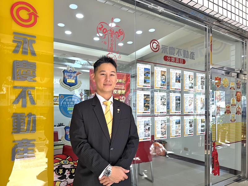 永慶不動產台中北區崇德加盟店長林恒君深耕台中北區多年,將「主動示警防詐」融入日常接待中。(永慶房產集團提供)