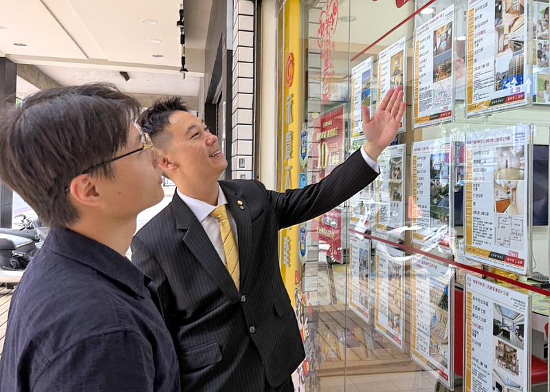 林恒君店長(圖右)為客戶詳細解析物件細節,落實集團「先誠實再成交」承諾,協助民眾避開潛在的交易風險。(永慶房產集團提供)