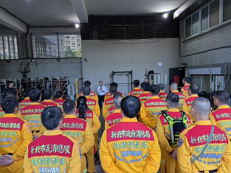 新北市消防特搜及義消特搜人員集結。