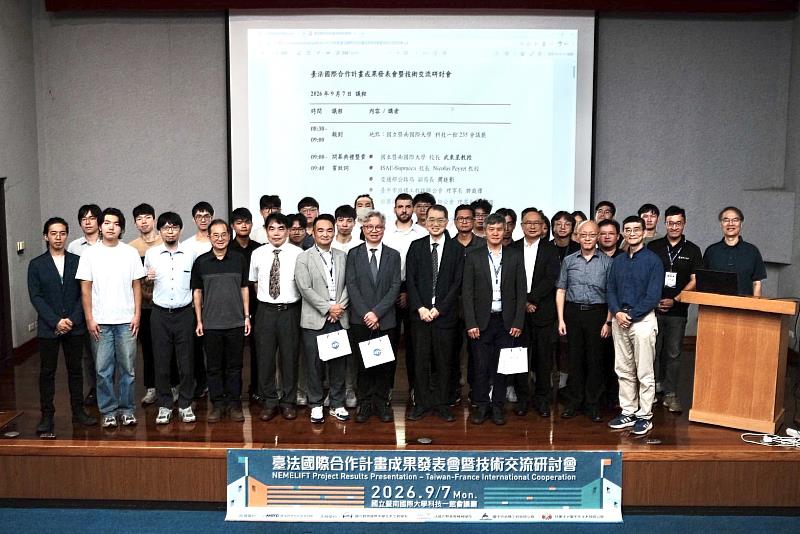 計畫總主持人施明祥教授（前排左5起）、臺中市結構工程技師公會理事長許庭偉、交通部公路局副局長周廷彰、國立暨南國際大學校長武東星博士，以及社團法人臺中市土木技師公會理事長林育信（前排右4）、國立成功大學朱世禹教授（前排右1）、日本信州大學副教授近廣雄希博士（前排左3）等貴賓、師生與技師共同合影，見證臺法跨國科研合作成果。