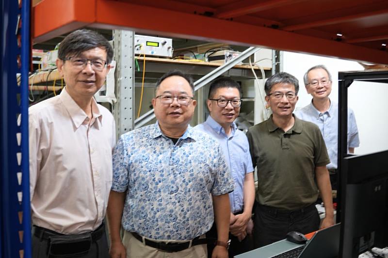 中央大學矽光子研究團隊,左至右:光電系陳啟昌教授、孫慶成講座教授、張勝雄教授、陳彥宏教授和光電研究中心陳昇暉主任。