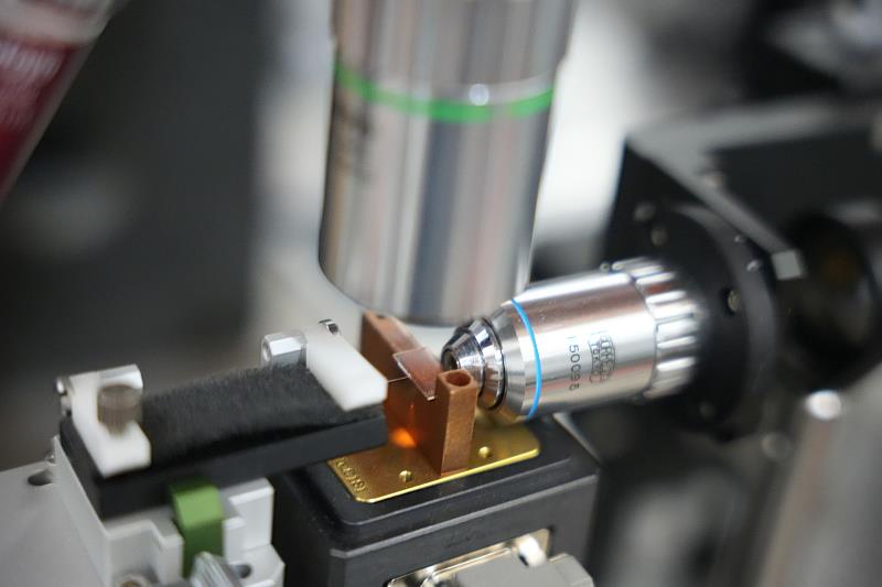 薄膜鈮酸鋰(TFLN)具有高速電光調制特性,是下一世代超高速訊號傳輸與光子積體電路(PIC)的重要技術。