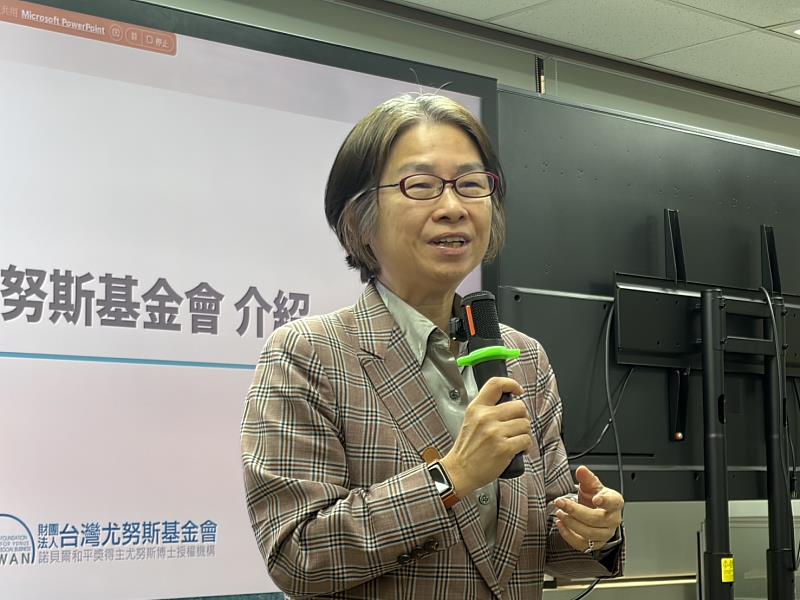 台灣尤努斯基金會董事長蔡慧玲致詞介紹基金會。