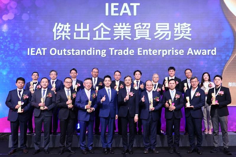 18家「傑出企業貿易獎」得獎企業與台北市蔣萬安市長(中左)、IEAT黃教漳理事長(中右)合影。