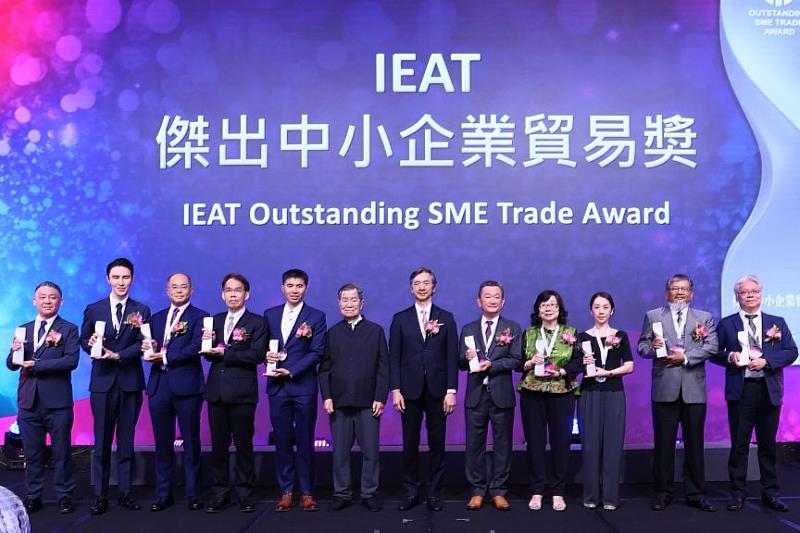 10家「傑出中小企業貿易獎」得獎企業與蕭前副總統萬長(中左)、IEAT黃教漳理事長(中右)合影。