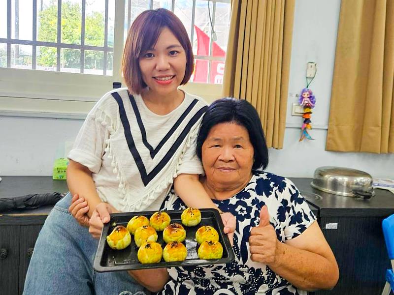 80歲的南屯長青學苑學員袁林玉枝(右)透過麻芛月餅的DIY製作,更加認識健康飲食及友善環境的重要性。