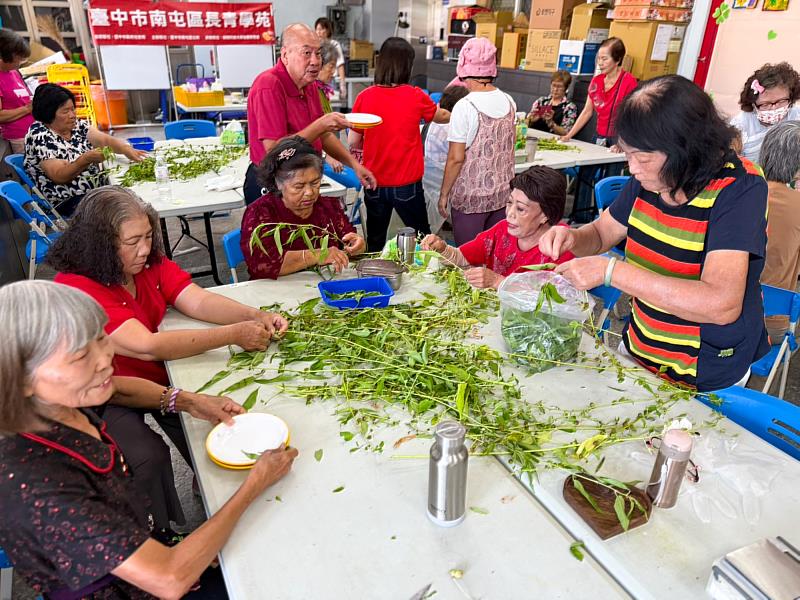 學員首次結合南屯在地食材麻芛,製作健康月餅及銅鑼燒,手作課程體驗十分有趣。