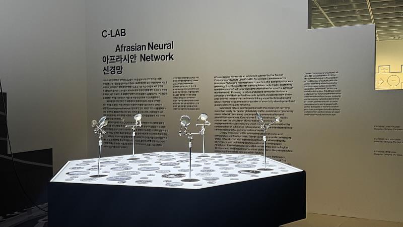 藝術家致穎2024年作品《智慧城》(The_Smart_City)於韓國釜山市立美術館「未來博物館學」(Future_Museology)展覽現場。圖/攝影黃羿瑄,C-LAB_提供