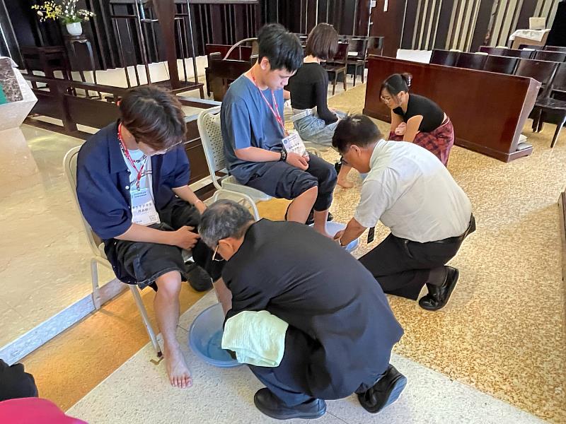 延續基督為門徒洗腳的精神,師長與學長姊彎下身為學生幹部洗腳,將「領導從服務開始」化為親身體驗。