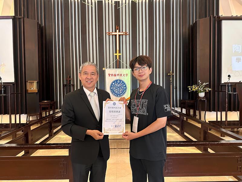 唐彥博校長(左)頒發幹部聘書予學生會會長宋宜先(右),肯定學生承擔帶領與服務的責任。