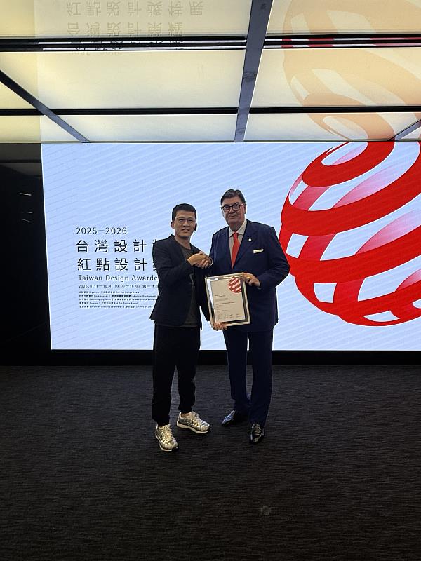 施智偉教授（左）與紅點設計獎創辦人暨執行長 Peter Zec（右）合影。