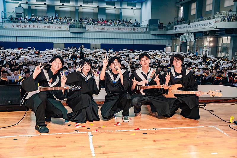 樂團於115級畢業典禮上演唱。