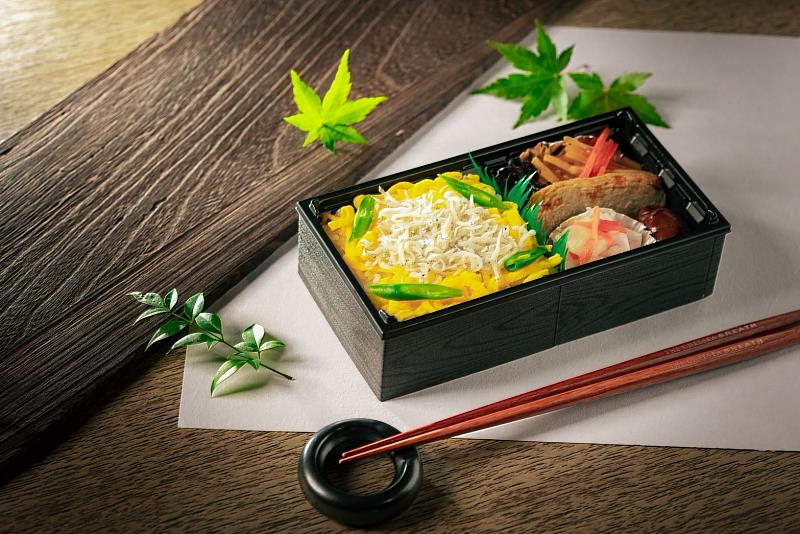 華航將高松在地美味延伸至高空,首波登場推出吻仔魚炊飯,邀請旅客細品四國香川獨特的美食文化。