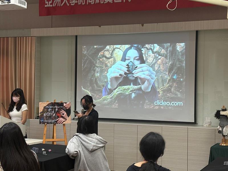 學員分享作品創作理念，說明如何運用生成式AI結合工藝技法完成設計作品。