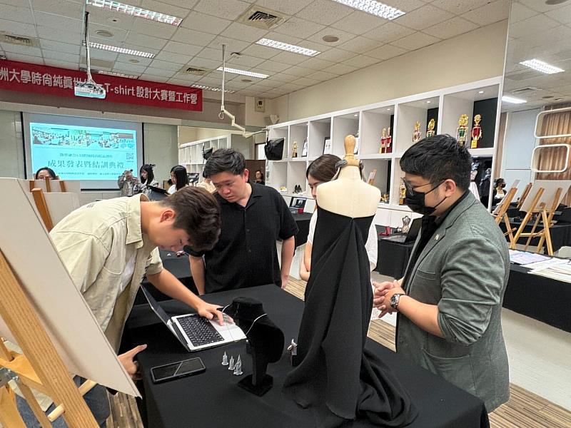 學員展示培訓期間完成的時尚精品作品，透過AI科技、數位工具與工藝技法的整合，展現新世代時尚設計人才的創新實力。