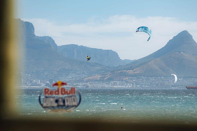 Red Bull King of the Air是全球指標性的風箏衝浪賽事，集結世界頂尖選手挑戰高度、難度與極限。
