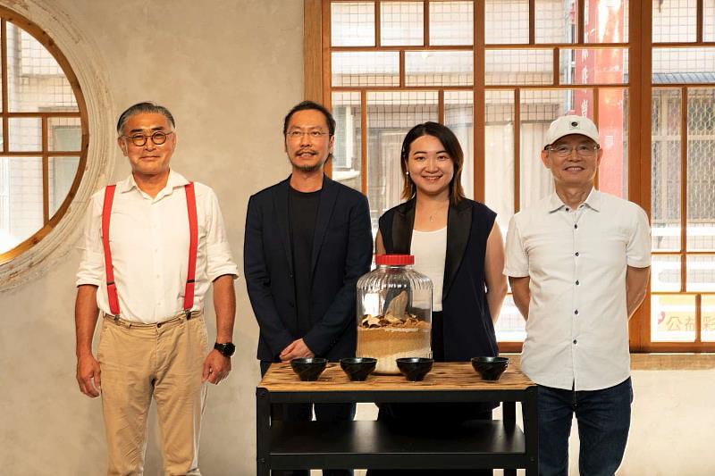 展覽開幕儀式，左起：策展顧問陳千浩、地酒文化教育工作者王鵬、策展人李芮君、或者創辦人陳添順。