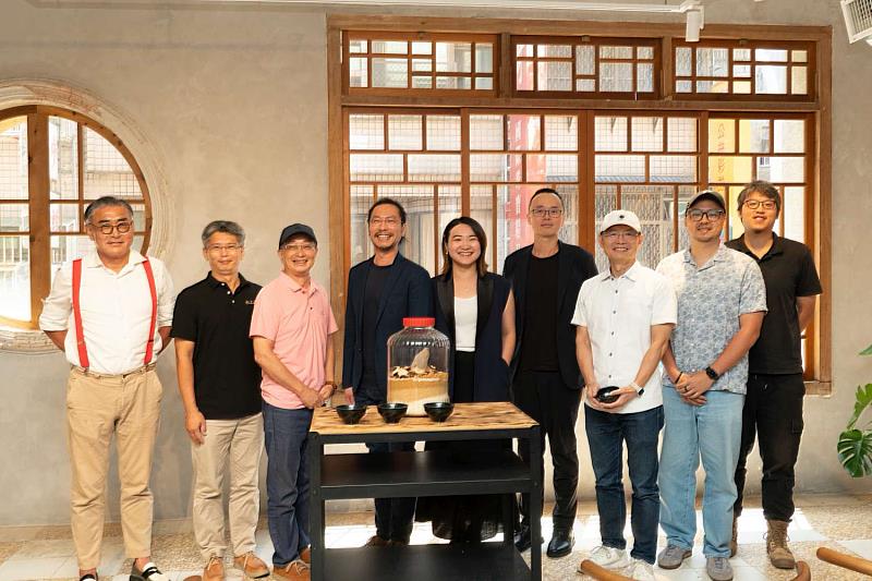 臺灣地酒職人大合照，左起：陳千浩、臺灣菸酒股份有限公司隆田酒廠郭朝禎博士、虎尾釀鄭文維、王鵬、策展人李芮君、醲蒸餾所李建緯、或者創辦人陳添順、望山穗趙騁、恆器製酒朱弼謙。
