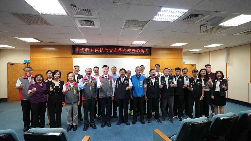 育達科技大學與白沙屯拱天宮攜手深化產學合作，於115年9月17日在育達科技大學舉行產學合作簽約儀式，校方致贈紀念禮品與「平安順遂」祝福，祈願第二香客大樓營運順利，並祝福未來參與實習、培訓及服務的師生與工作人員平安順遂。