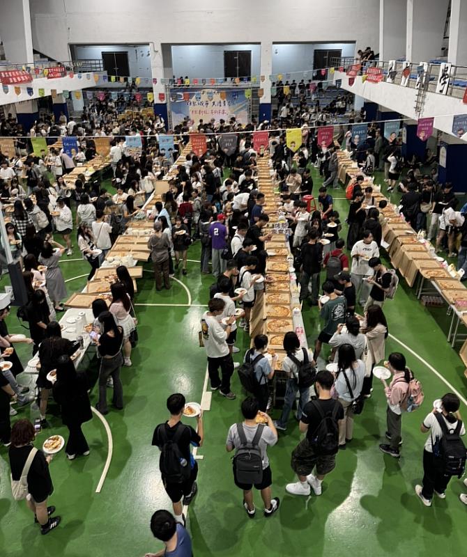 城市大學開學活動多元，超狂披薩海吸睛。