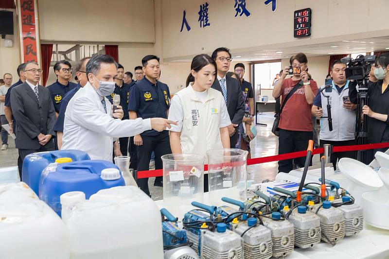 市長高虹安陳列證物檢視。