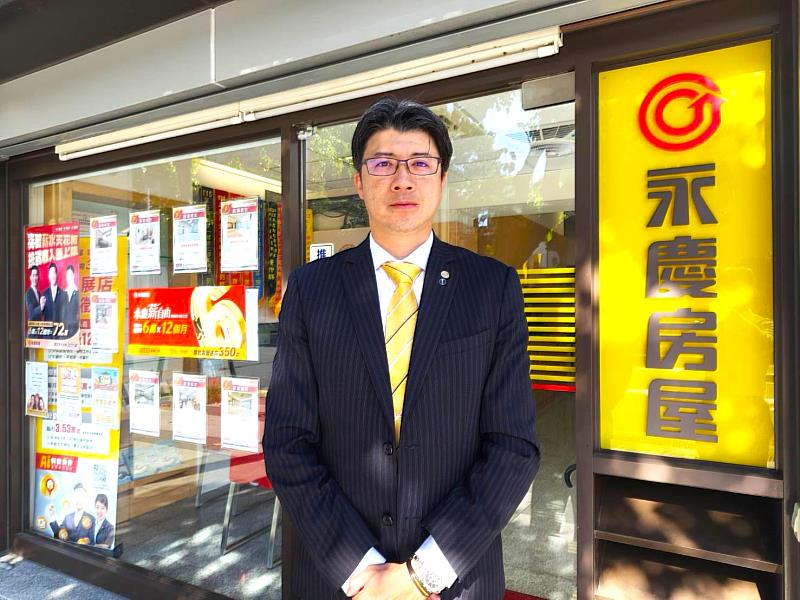 永慶房屋副都心中華直營店經紀人員劉毓鈞，運用獨家「i特助」科技工具，克服高資產客戶日夜顛倒的作息時差，順利售出新莊億元豪宅。（永慶房產集團提供）
