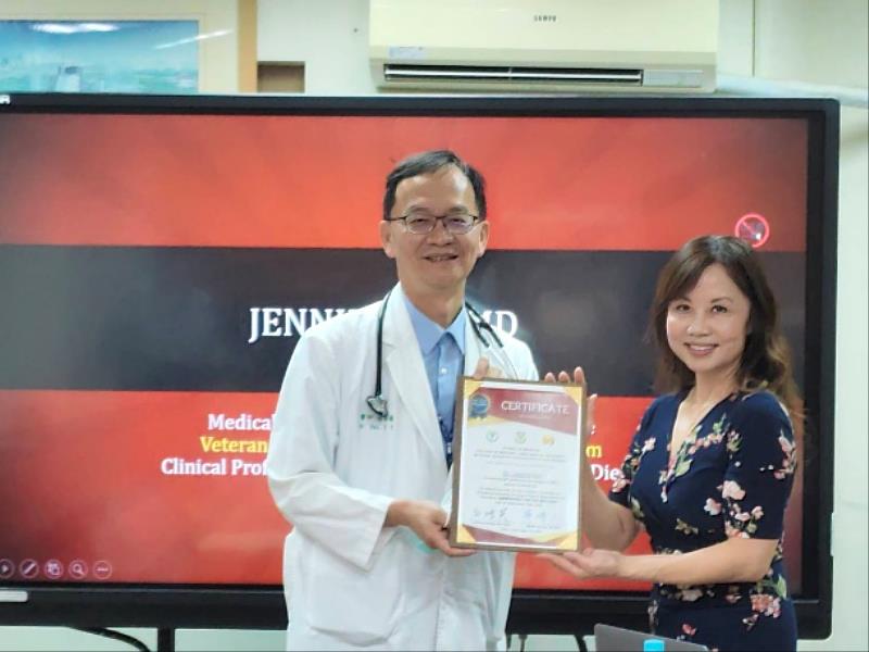 中國醫藥大學醫學系白培英主任代表學校致贈Jennie Wei教授感謝狀。
