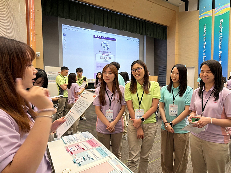 玉山志工們實際參與並學習透過具高度互動性的「理財闖關遊戲」帶領孩子。