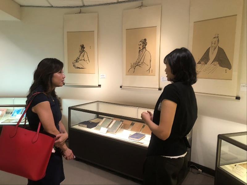 Jennie Wei教授參觀中國醫藥大學立夫中醫藥博物館，由學生進行導覽解說。