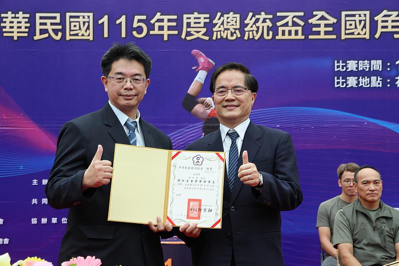 花蓮慈濟醫院林欣榮院長(右)因長期支持體育與照護選手,由中華民國角力協會理事長何宗融聘為榮譽理事長,感謝林院長與花蓮慈院對花東偏鄉體育人才的栽培與挹注貢獻心力。